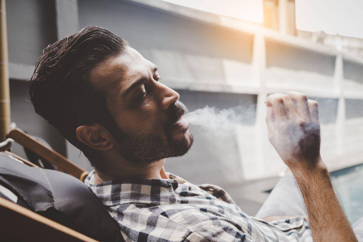 You are currently viewing 17 Tips on how to not smell like smoke/weed