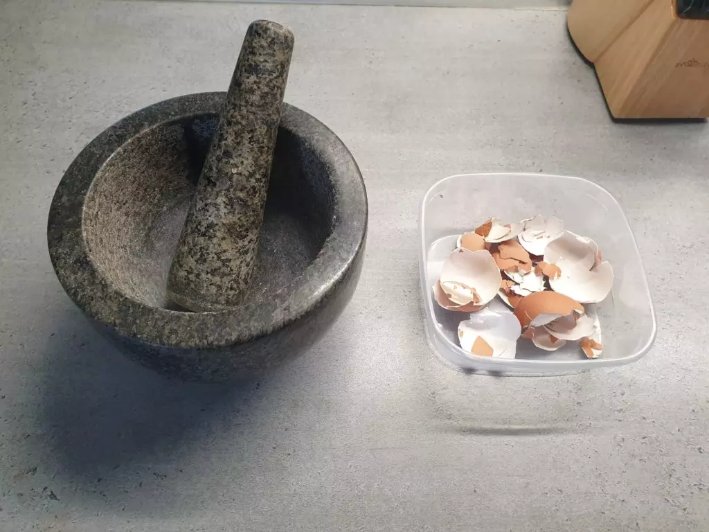 Mortar and pestle eggshells